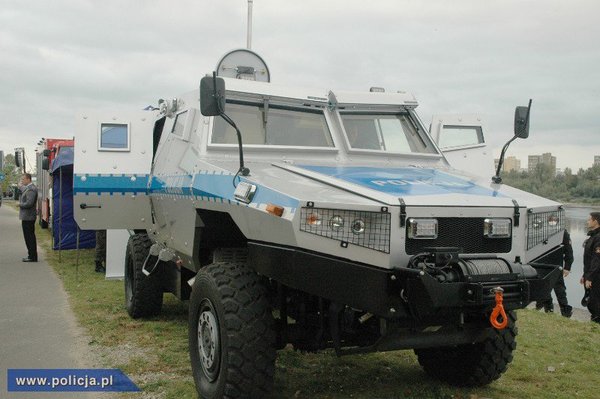 Specjalny-pojazd-policyjny-dowodzenia-szczytno-small.jpg
