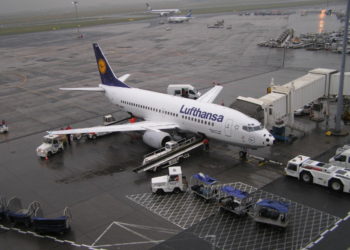 Samolot-Lufthansa-Okecie-mid.JPG