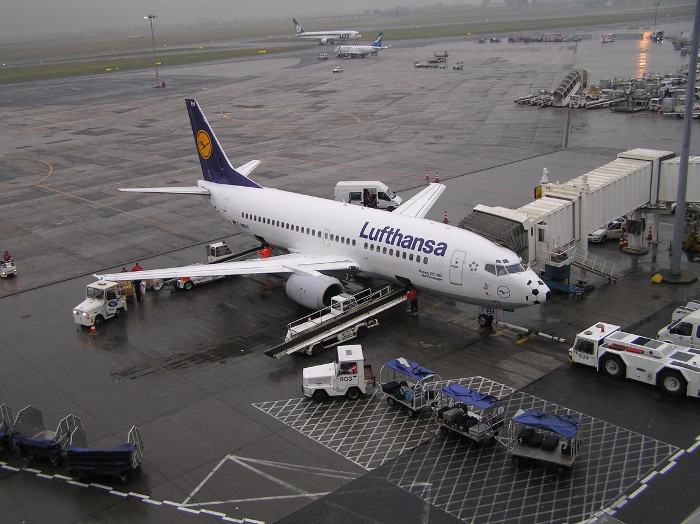 Samolot-Lufthansa-Okecie-mid.JPG