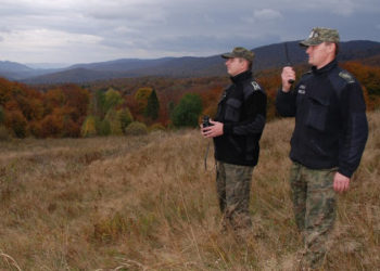 Funcjonariusze Straży Granicznej podczas patrolu terenowego (fot. SG)