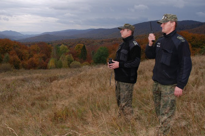 Funcjonariusze Straży Granicznej podczas patrolu terenowego (fot. SG)
