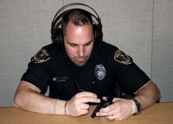 policjant-testuje-voice-over-lte-usa-firstnet.gif