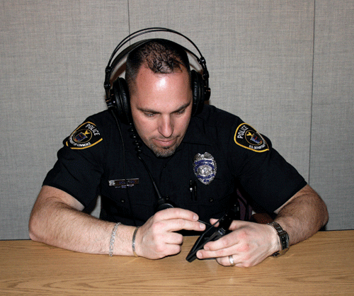 policjant-testuje-voice-over-lte-usa-firstnet.gif