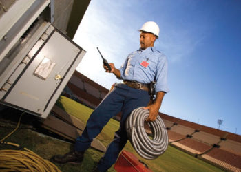 pracownik-terenowy-z-radiotelefonem-motorola