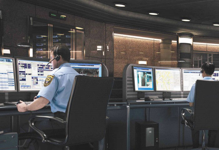 Dyspozytorzy przy konsolach Motorola