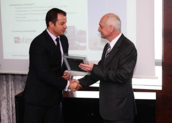 Bartłomiej Ślawski Huawei (z lewej) wręcza w&oacute;jtowi gminy Ożarowice Grzegorzowi Czapla certyfikat innowacyjnej gminy