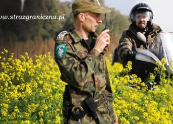 straz-graniczna-funkcjonariusz-z-radiotelefonem