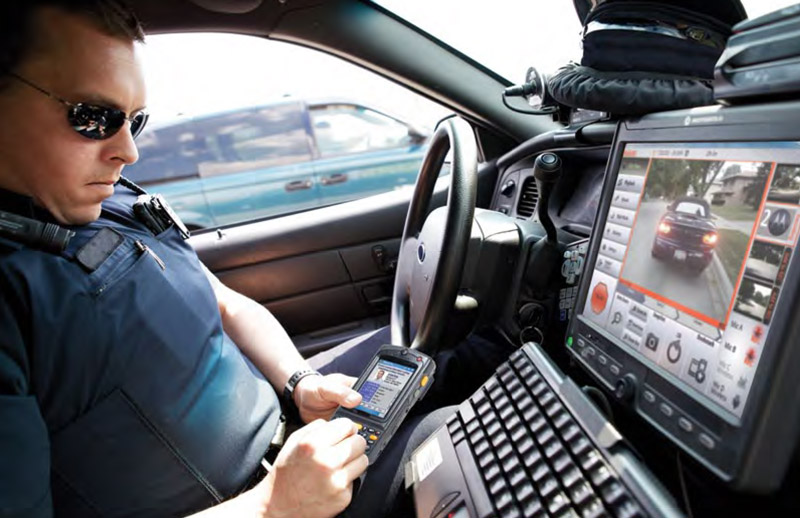 Motorola LTE policjant w radiowozie