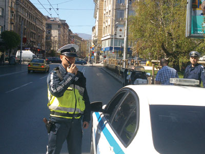 Bułgarski policjant z radiotelefonem