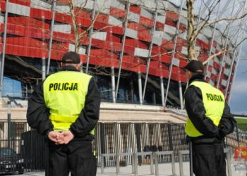 Policja-przed-stadionem-narodowym