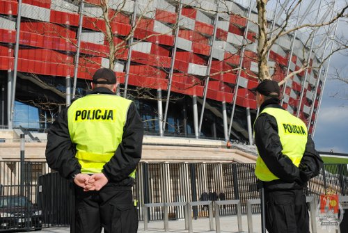 Policja-przed-stadionem-narodowym