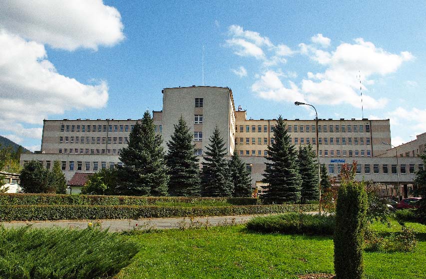 Szpital Powiatowy w Limanowej widok budynku gł&oacute;wnego (fot. szpitallimanowa.pl)