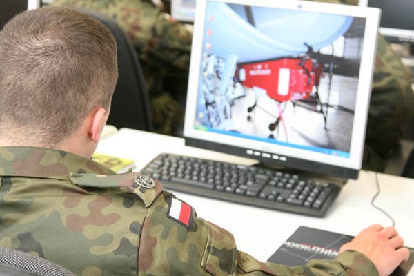 zolnierz-podczas-szkolenia-e-learning