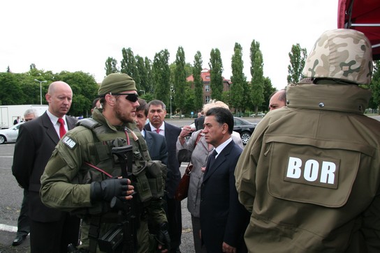 Oficerowie BOR w trakcie służby