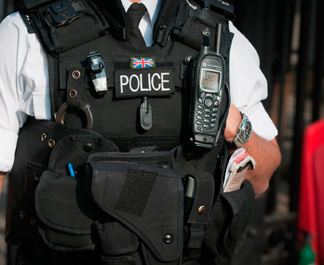 Brytyjski policjant z radiotelefonem TETRA