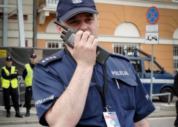 policjant-edacs-ericsson-radiotelefon