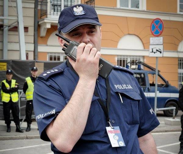 policjant-edacs-ericsson-radiotelefon