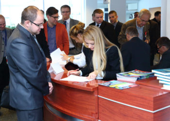 Zgromaczona publiczność na sali konferencyjnej