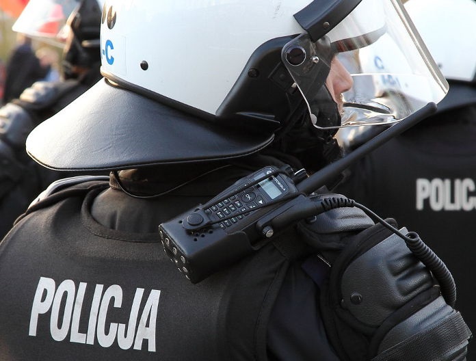 Policjant z radiotelefonem Motorola DP3601