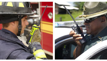 Motorola-funkcjonariusze-z-radiotelefonami-P25-APX