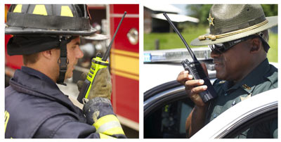 Motorola-funkcjonariusze-z-radiotelefonami-P25-APX