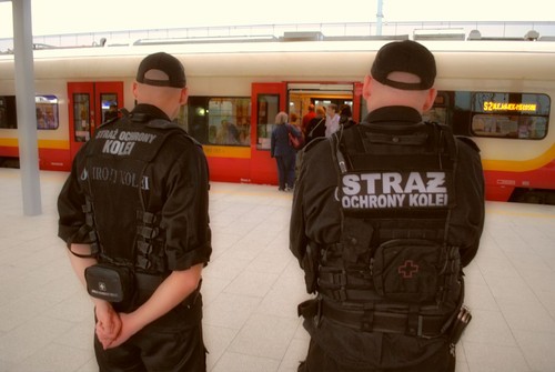 straz-ochrony-kolei-funkcjonariusze-peron-warszawa-stadion