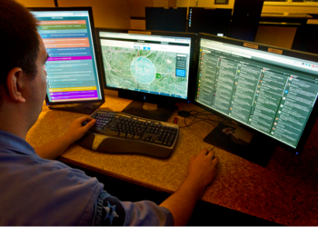 Policjant pracujący z narzędziami PublicEngines