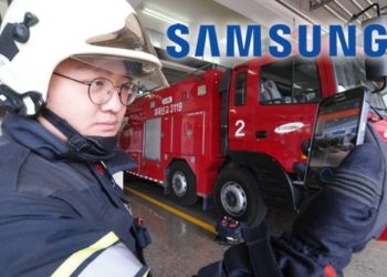 Pracownik firmy Samsung korzystający z terminalu PS-LTE