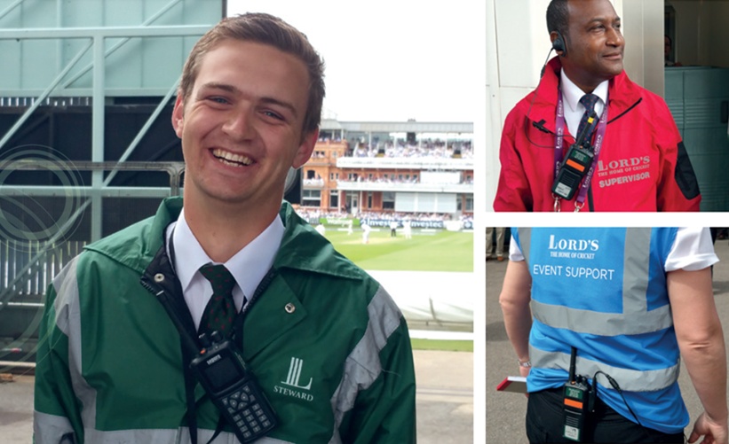 Pracownicy MCC z radiotelefonami Sepura