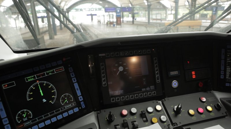 gsm-r-kabina-pociagu-wnetrze-pkp-zegary