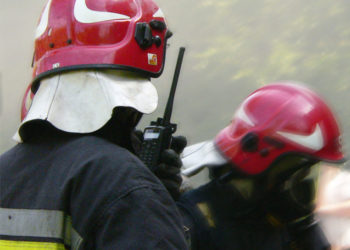 strazak-rozmawia-przez-radiotelefon-motorola