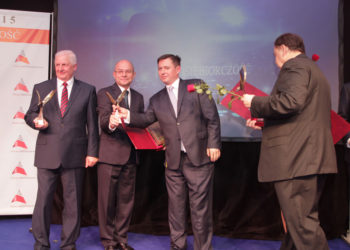 Stanisław Słowik Prezes Aksel Sp. z o.o. podczas otrzymywania wyr&oacute;żnienia