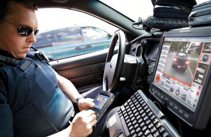 Police-Officer-setting-in-Motorola-next-generation-patrol-vehicle-equipped-with-LTE-for-Public-Safety-system