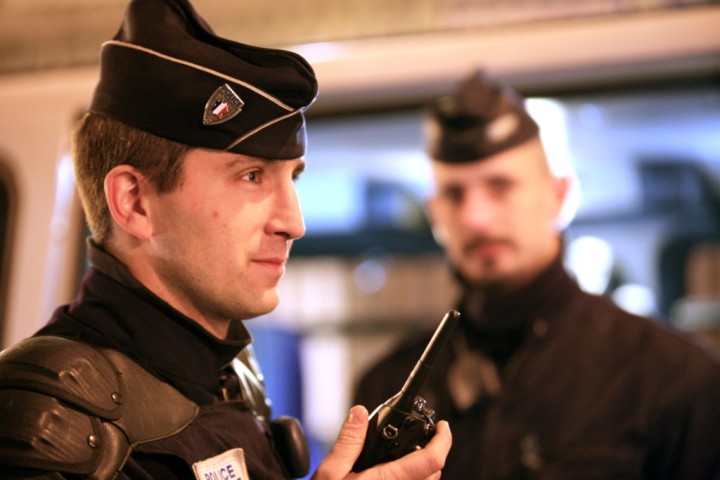 francuski-policjant-z-radiotelefonem-tetrapol