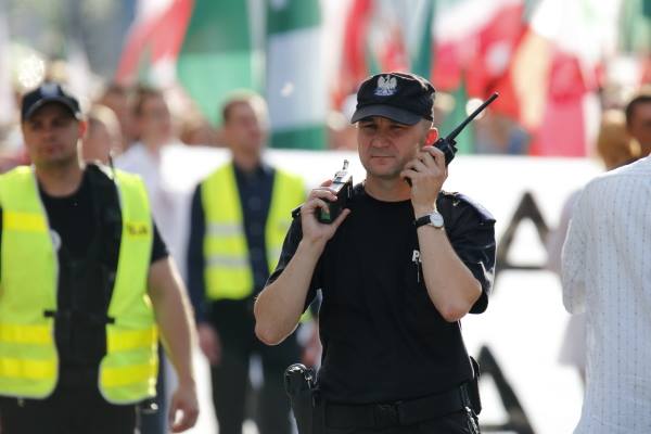policjant-radiotelefony-zabezpieczenie-pochodu