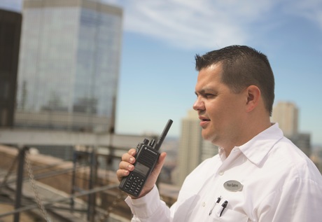 pracownik-hotelu-radiotelefon-motorola