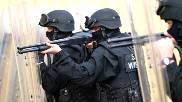 sluzba-wiezienna-funkcjonariusze