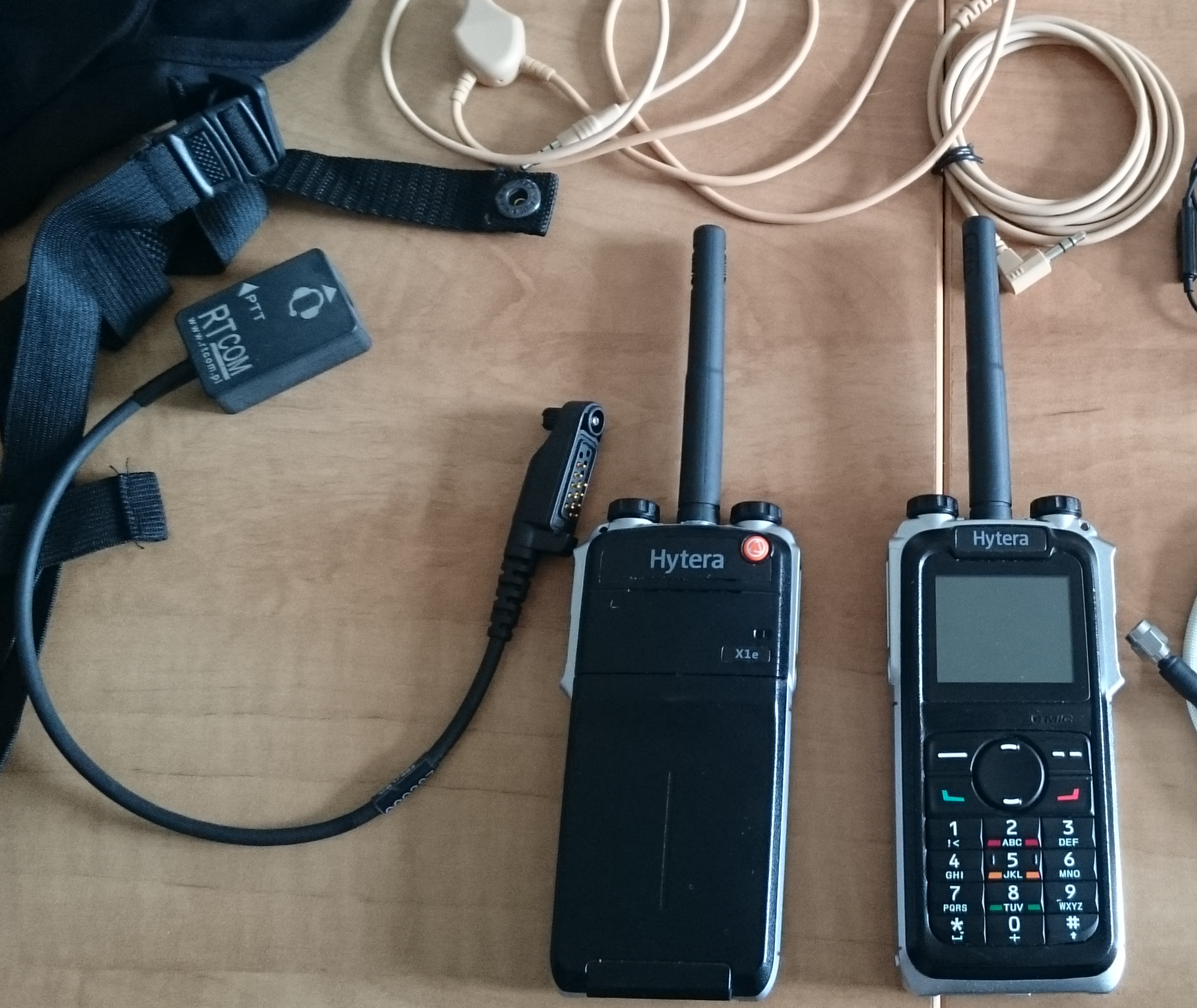 Hytera X1e i X1p wraz z osprzętem - m.in. baza firmy Sonic