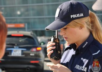 Policjantka z radiotelefonem Mototrbo na lotnisku Okęcie w Warszawie