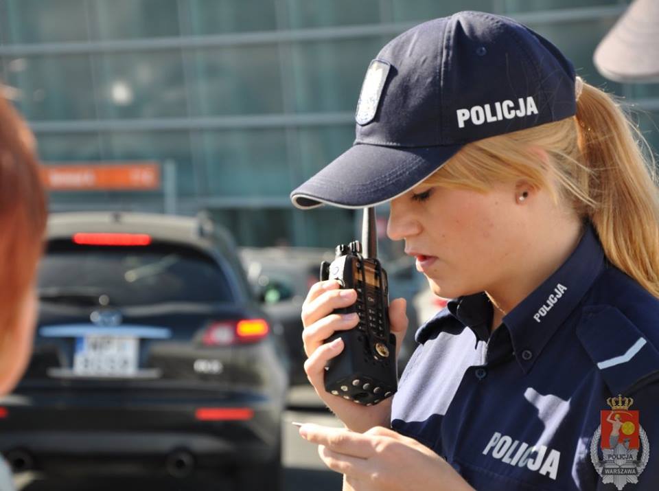 Policjantka z radiotelefonem Mototrbo na lotnisku Okęcie w Warszawie