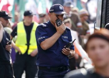 Policjant Edacs radiotelefon zabezpieczenie poch&oacute;d