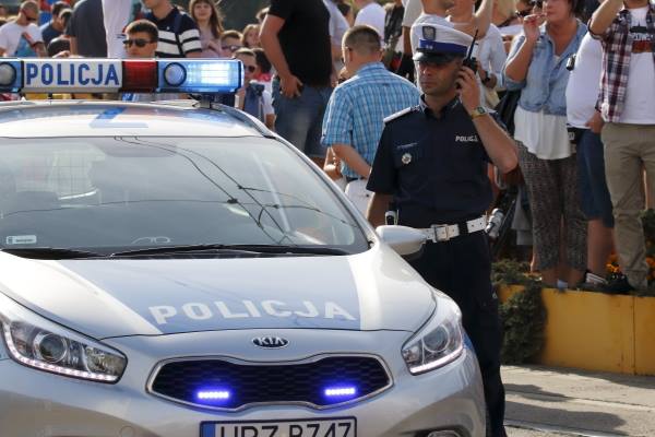 policjant-kieruje-ruchem-radiotelefon-tetra-2.jpg