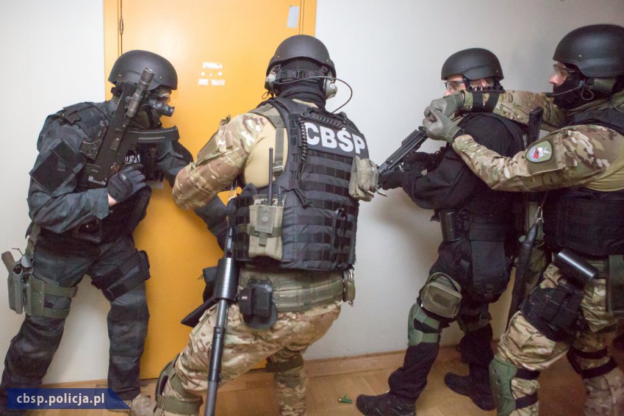 Centralne-Biuro-sledcze-Policji-funkcjonariusz