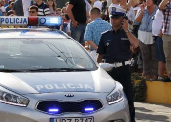 policjant-kieruje-ruchem-radiotelefon-tetra